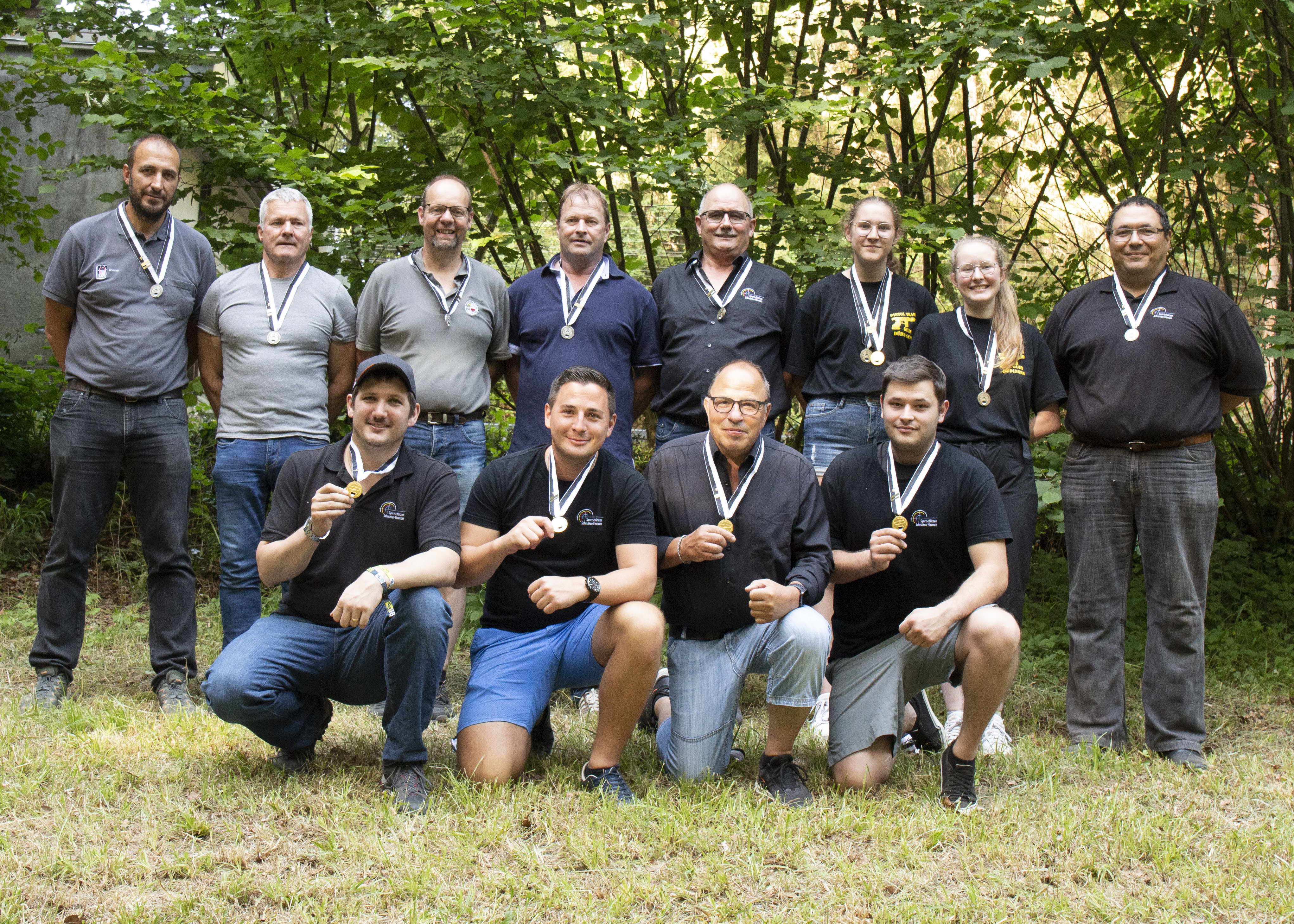 Siegerfoto Gruppenmeisterschaft 25m (v.l.):
2. Rang Giffers-Tentlingen 1 (Urs Jenny, Gérard Gendre, Pascal Broch)	
3. Rang : Schmitten-Flamatt 2 (Hans-Peter Brülhart, Alice Ambrosini, Lauriane Ambrosini, David Sissaoui)
Mitte vorne : 1. Rang : Dominik Brühlhart Laurent Stritt, Ueli Blatti, Gregory Emmenegger