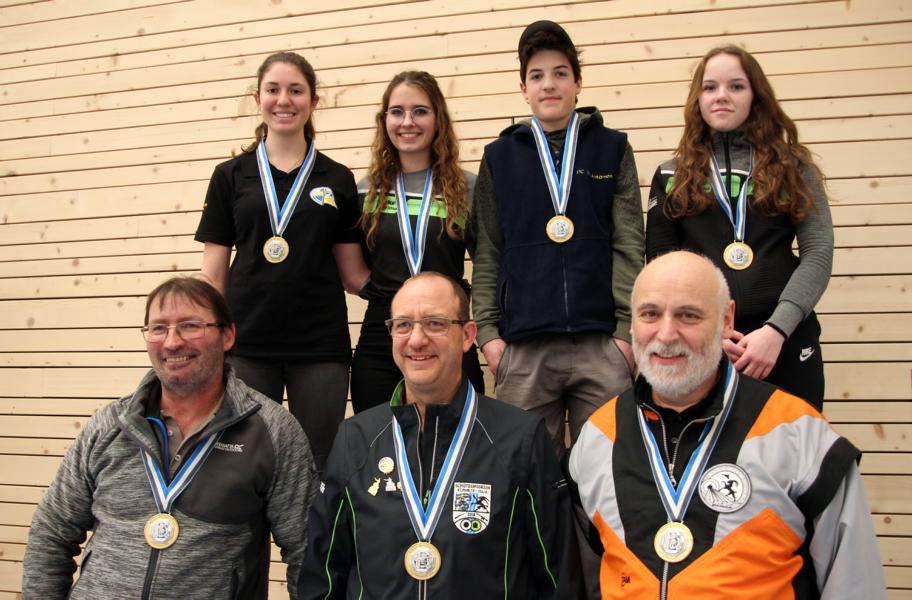 Bündnermeister und -meisterinnen Gewehr und Pistole Distanz 10 Meter. (hinten v.l.): Martina Herrli, Annina Tomaschett, Mario Wolf, Alicia Beer. (vorne v.l.): Elmar Fallet, Silvio Städler, Romano Giovanoli.