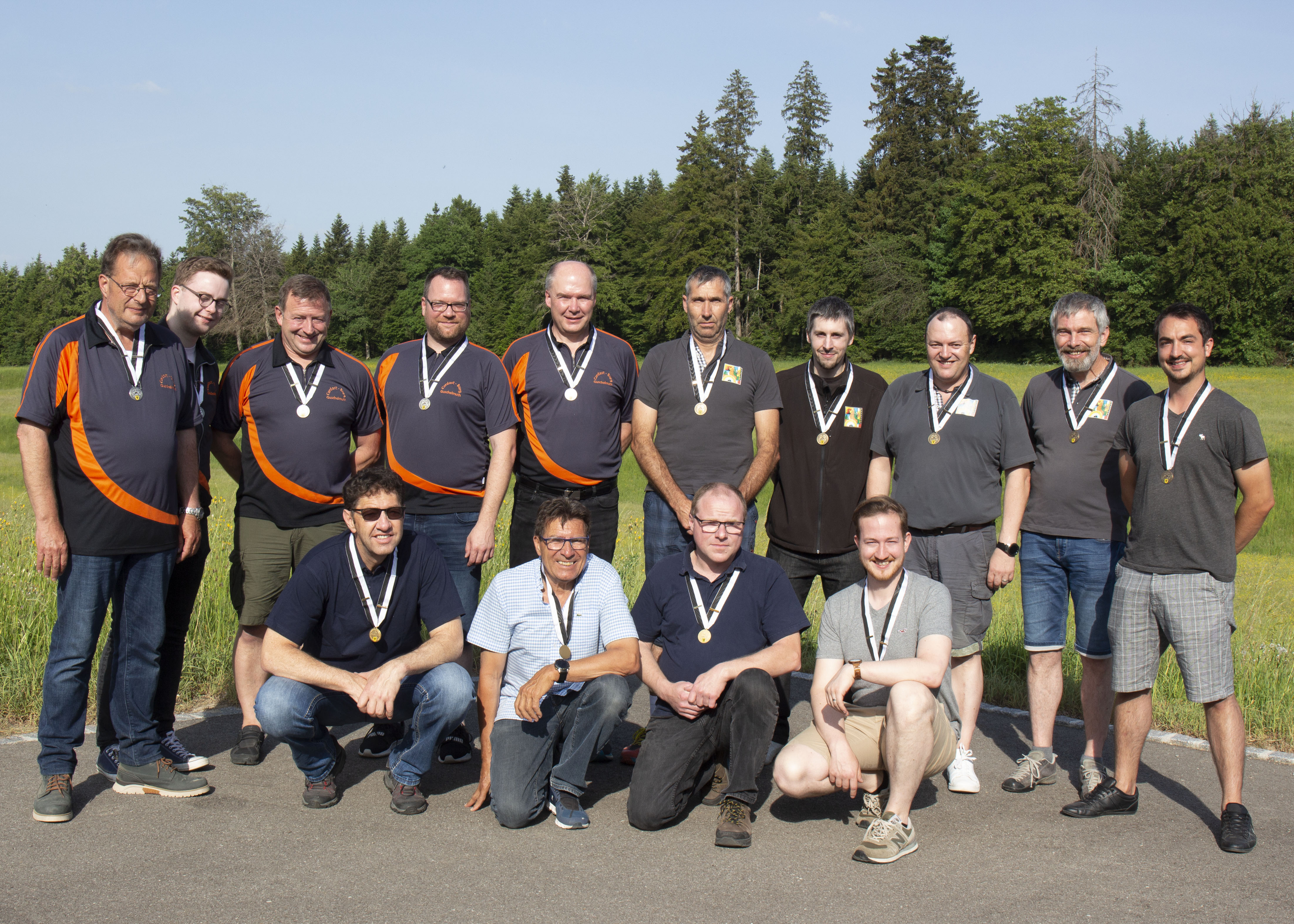 Le podium de la catégorie A avec devant accroupi le groupes de Tavel (1er), derrière à gauche Cordast-Burg-Guschelmutz (2e) et à droite Treyvaux (3e).