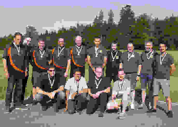 ccg-f300_2022_cat_a.jpg (1) Le podium de la catégorie A avec devant accroupi le groupes de Tavel (1er), derrière à gauche Cordast-Burg-Guschelmutz (2e) et à droite Treyvaux (3e).