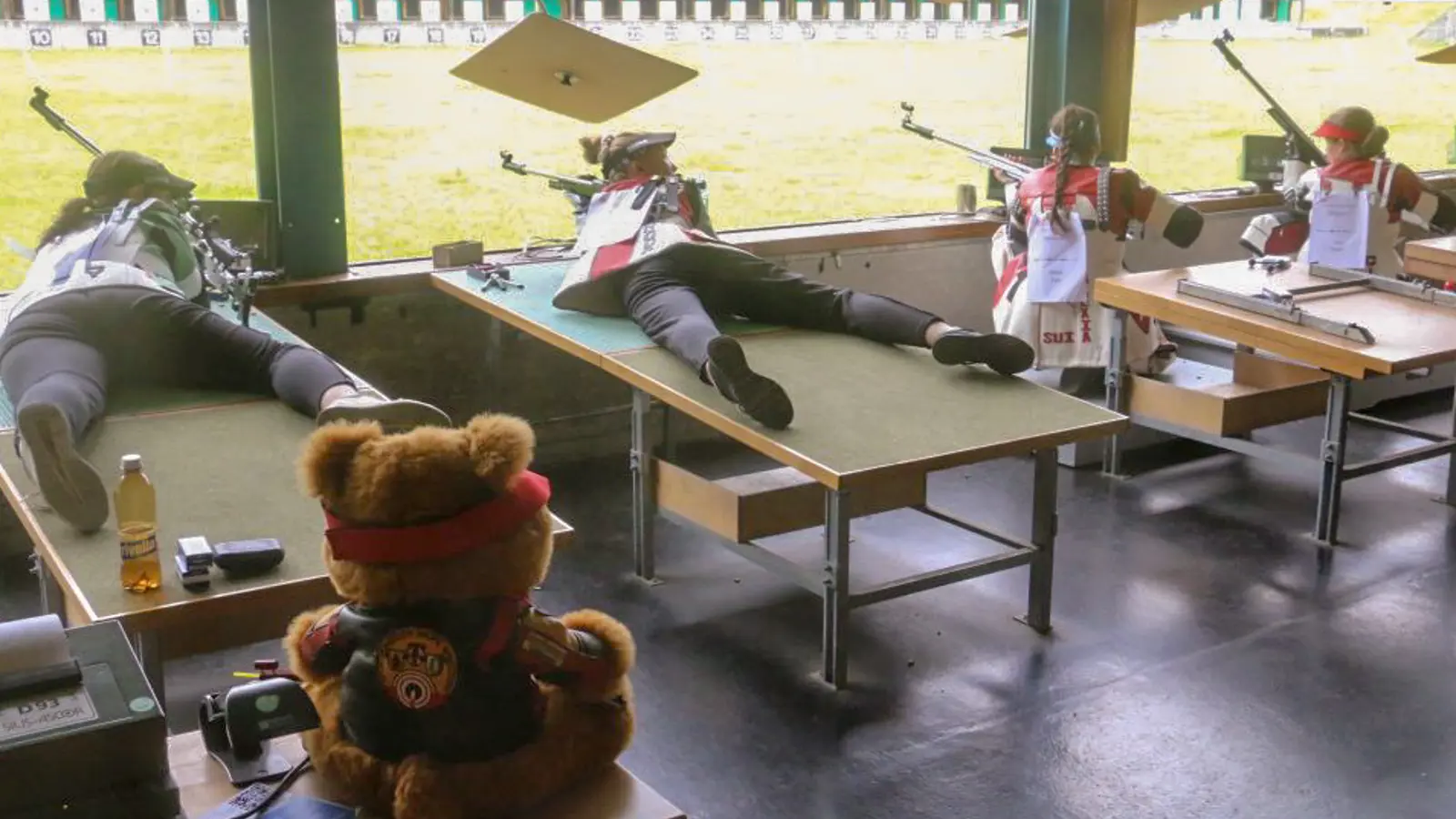 Die Schützinnen aus Winistorf im Stand mit ihrem Maskottchen