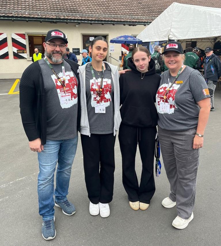 Die Schützenfamilie Loffler aus Vancouver: Vater Alex, die Töchter Ava (16) und Mia (14) und Mutter Rachel. Alle vier sind bei der Vancouver Swiss Canadian Mountain Range Association aktiv.