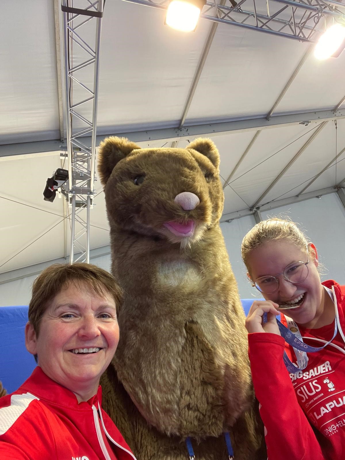 Freude herrscht: Claudia Ambrosini (links) mit Trainerin Claudia Loher und EM-Maskottchen.