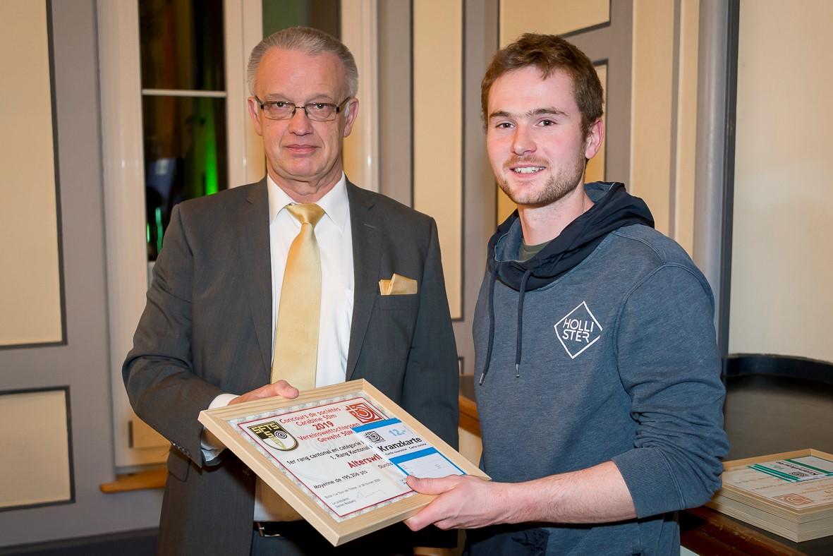 Patrice Rossier, chef de tir 50 m, remet le diplôme de la meilleure société cantonale du concours de sociétés au représentant d'Alterswil.