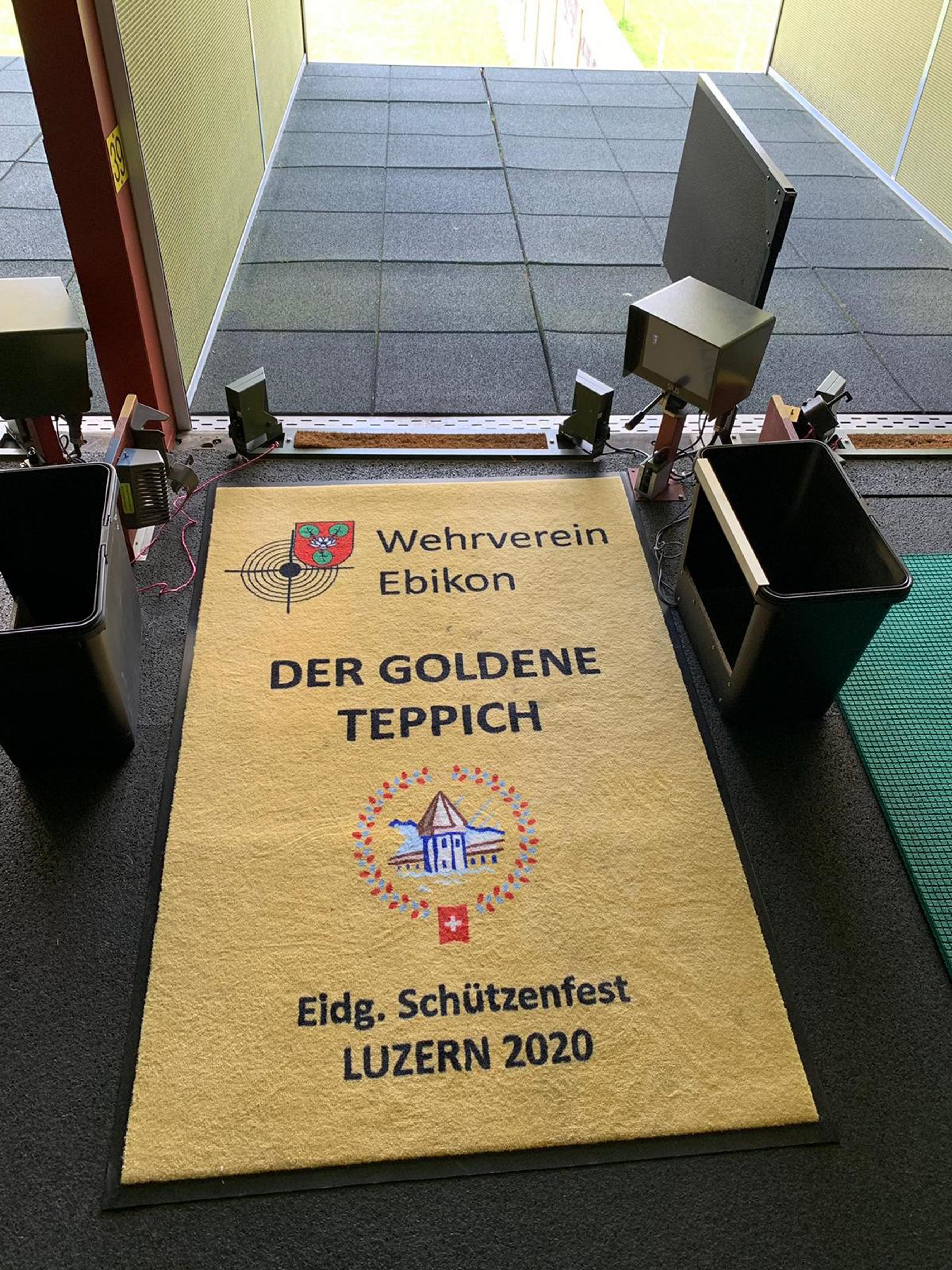 Der goldene Teppich des Wehrvereins Ebikon dient im Schiessstand Hüslenmoos in Emmen als Unterlage beim Liegendschiessen. Der Verein zeigt damit, dass er lebt und wünscht allen Schützinnen und Schützen am Eidgenössischen Schützenfest 2020 in Luzern «Guet Schuss».