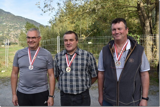 Das Siegertrio Gewehr 300m liegend Elite Standard: Sieger Romeo Zentriegen (Mitte) vor Herbert Blatter (links) und Reynald Maschio.