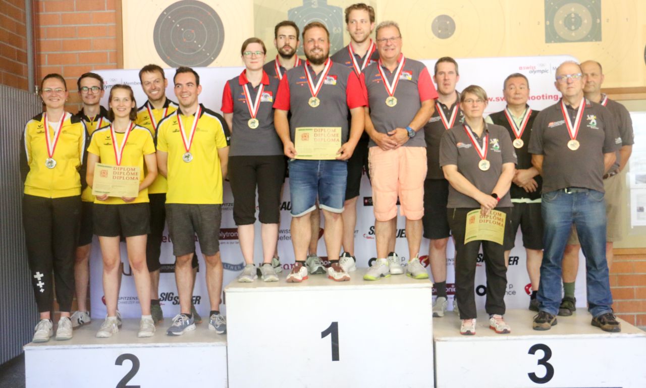 Die Siegergruppe aus Balsthal, flankiert von Erstfeld (2.) und Dielsdorf