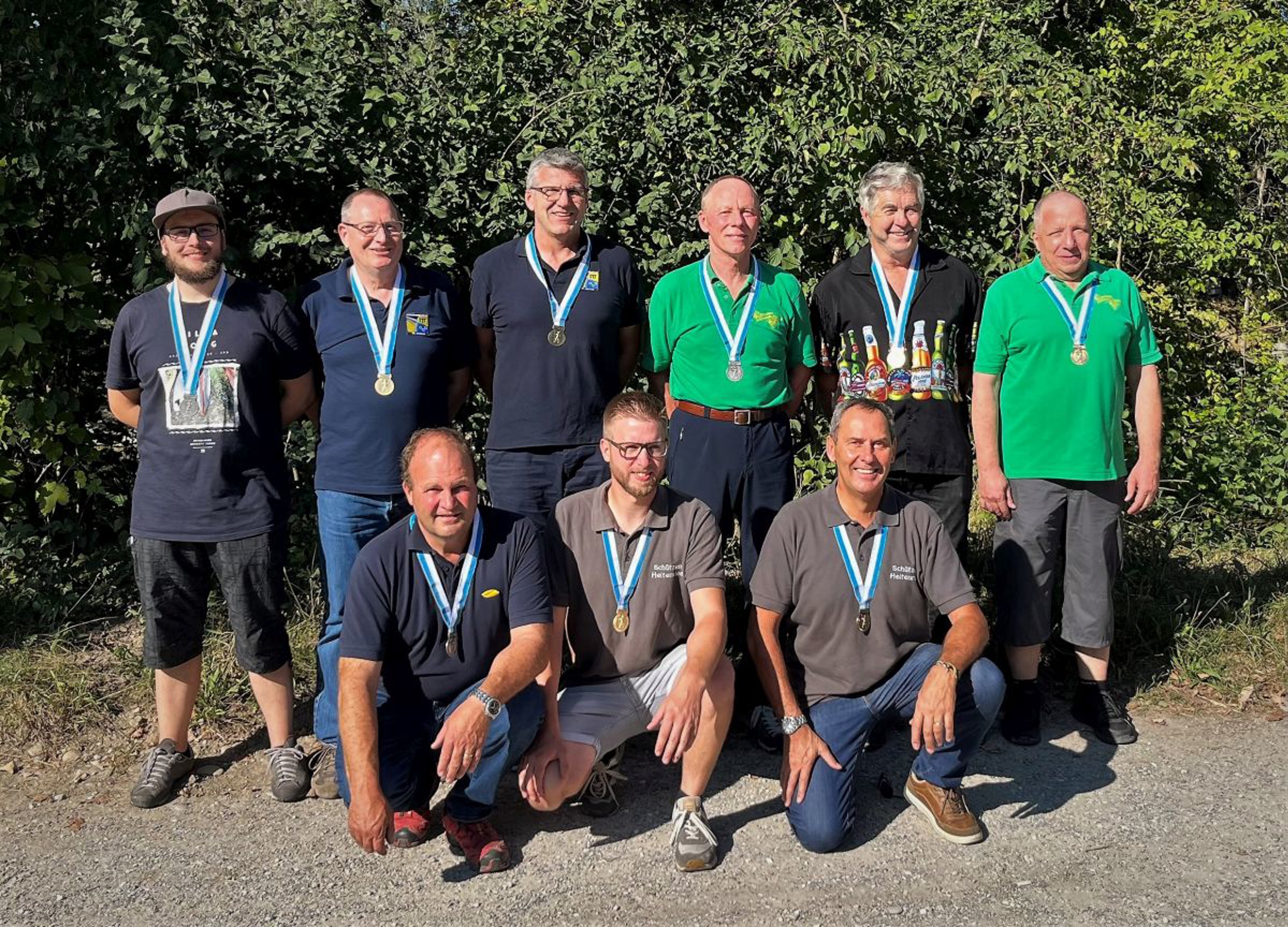 Gewinner der Senslermeisterschaft Gewehr 300m liegend (v.l.): Marco Bürgi, Manfred Ackermann, Markus Brügger, Marcel Rohrbasser, Heribert Andrey, Daniel Rappo. Kniend (v.l.): Gudio Blanchard, Adrian Dutly, Gallus Risse.
