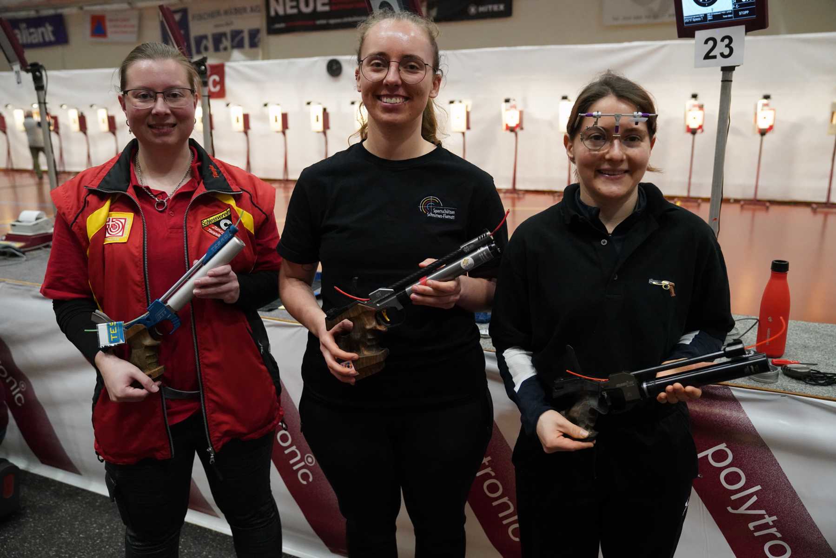 Das Podest der Frauen Pistole 10m: 2. Tanja Spiess; 1. Jessica Waeber; 3. Lara Furrer