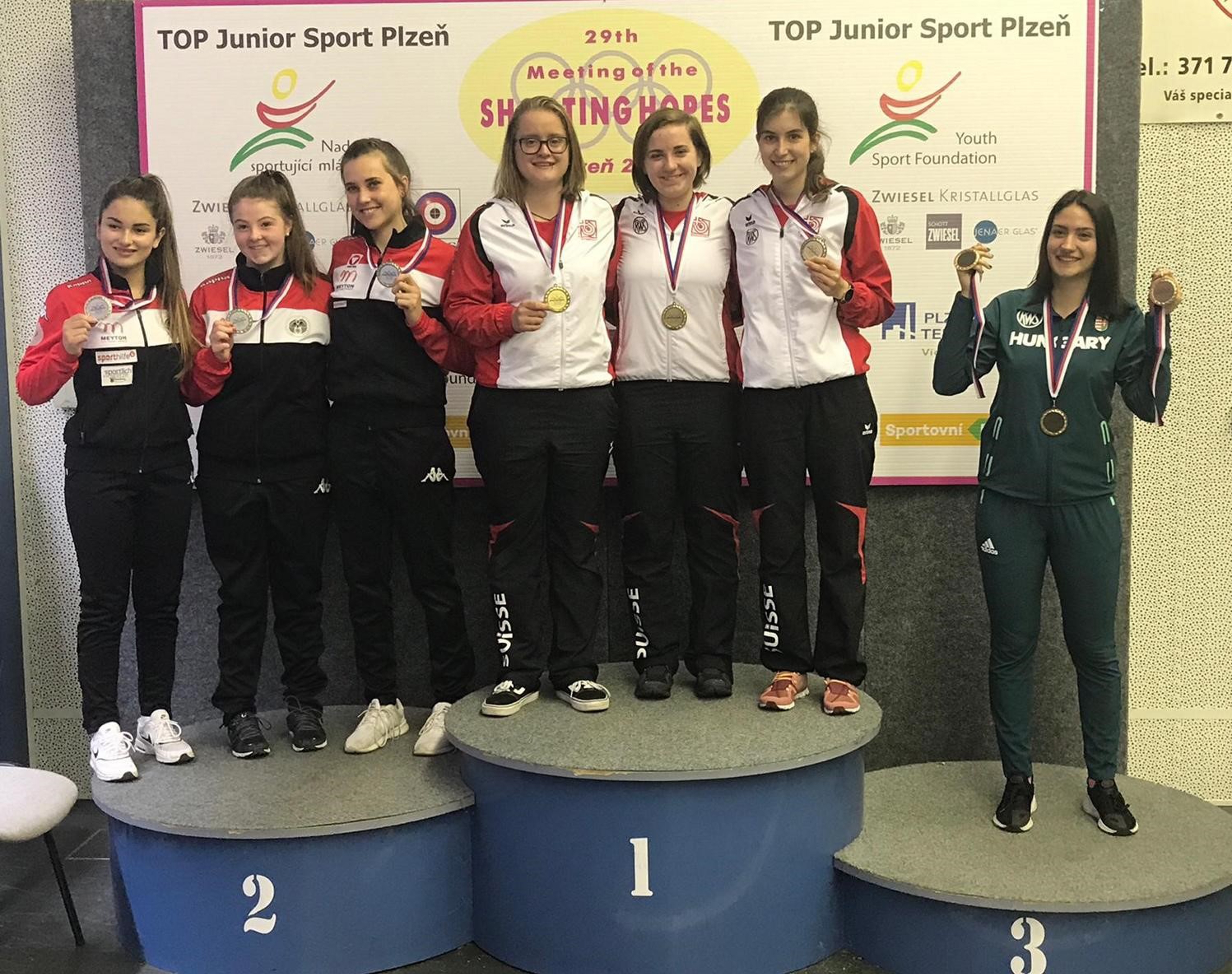 Franziska Stark, Sarina Hitz und Valentina Caluori (v.l.; Bildmitte) sorgten mit ihren Resultaten für Rang 1 in der Teamwertung vor Österreich (2.) und Ungarn (3.)