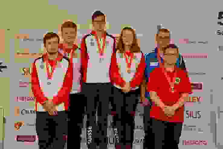 2019-04-28_JIWK-Luzern_P10-Mixed_Siegerehrung_002.JPG Das Siegertrio im Mixed-Wettkampf Luftpistole 10m (von links): Arthur Arnaud und Joel Kym (2.), Jason Solari und Nicole Messmer (1.) sowie Reto Gämperle und Ivan Castelli (3.).