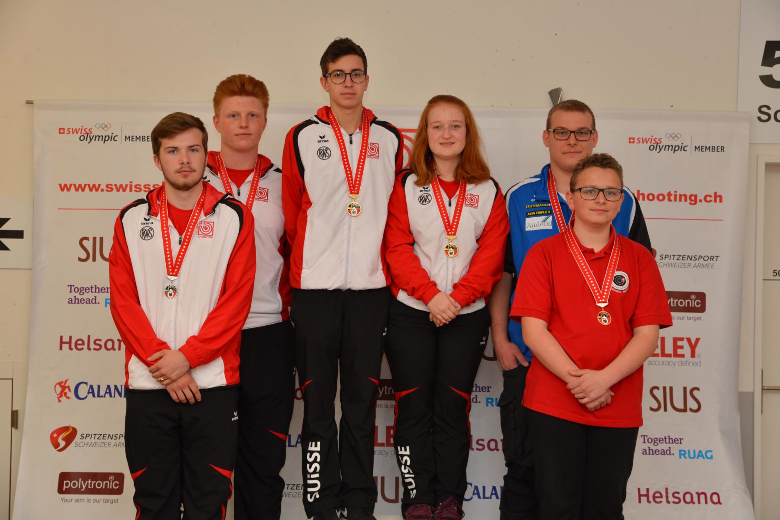 Das Siegertrio im Mixed-Wettkampf Luftpistole 10m (von links): Arthur Arnaud und Joel Kym (2.), Jason Solari und Nicole Messmer (1.) sowie Reto Gämperle und Ivan Castelli (3.).