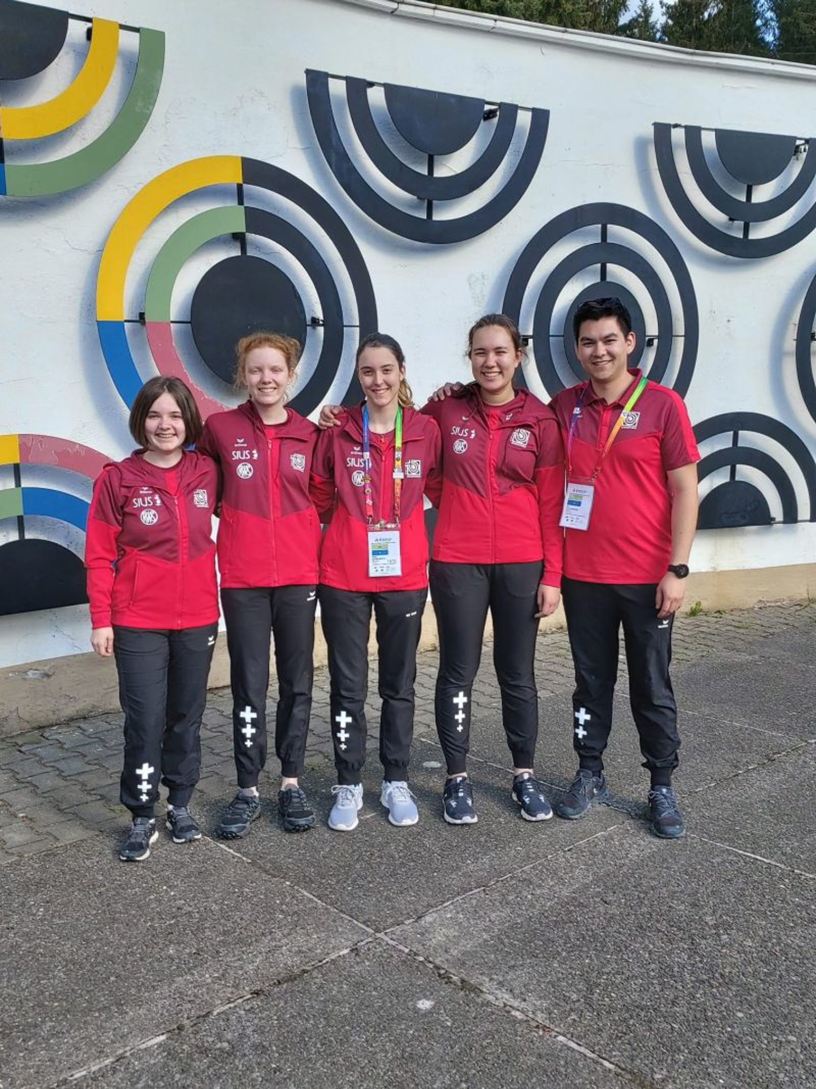 (vl) Die Gewehr-Juniorinnen Gina Gyger, Audrey Gogniat, Marta Szabo und Jennifer Kocher mit Trainer Jan Hollenweger.