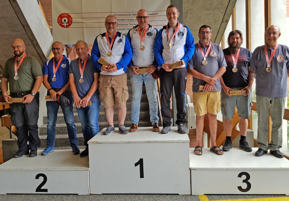Aargauer Standardgewehrschützen zuoberst auf dem Podest: (von links Jürg Luginbühl, Rolf Denzler, Markus Mathis, links die zweitklassierten Luzerner Schützen, rechts das Berner Oberländer Team.