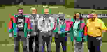 Feld A.JPG Die Sieger im Feld A: Rolf Zollinger, Peter, Gasser, Roger Schnetzler , Godi Haas, und Sonja Haas von den Schützen Hallau (v.l.). Flankiert von Franz Baumann, Chef Gewehr des SHKSV.