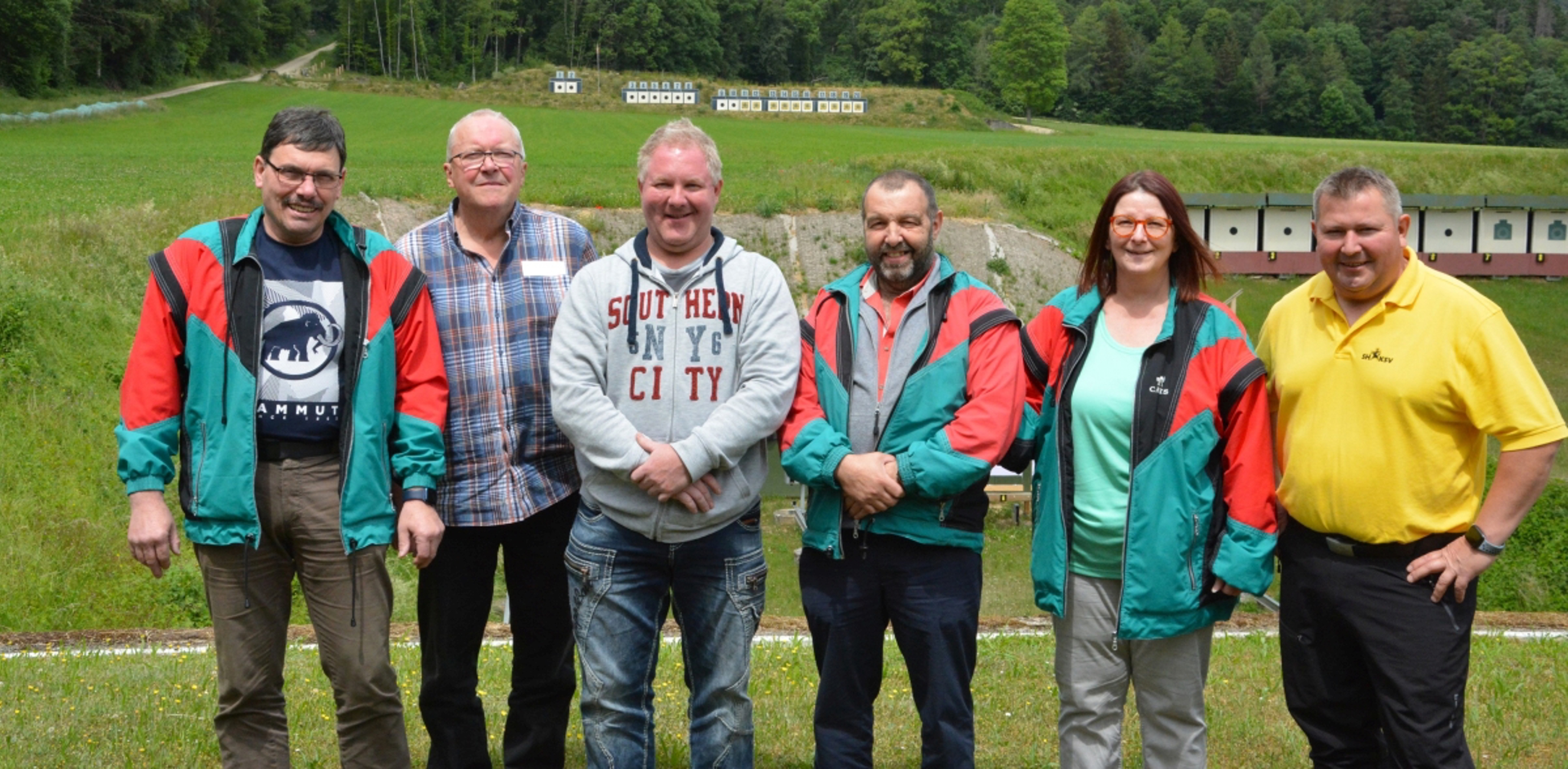 Die Sieger im Feld A: Rolf Zollinger, Peter, Gasser, Roger Schnetzler , Godi Haas, und Sonja Haas von den Schützen Hallau (v.l.). Flankiert von Franz Baumann, Chef Gewehr des SHKSV.