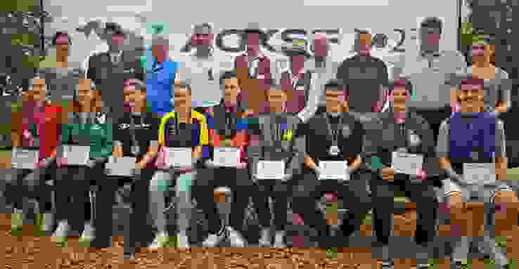Medaillen 300m Prominenz und 300-m-Medaillengewinner vereint: (sitzend, von links) Sarah Bizzozero, Maya Imhof, Liam Metzger, Nadja Christen, Dion Smakolli, Sheena Reif, Yamato Mouton, Michael Friedli und Bryan Maric; (hinten) Ehrendame Michelle Ithen, Oberst Adrian Boller, Organisator Peter Jenni, Regierungsrat Alex Hürzeler, OK-Präsident Beat Brun, OK-Vizepräsident Peter Klausner, AGSV-Präsident Peter Gautschi, Polytronic-Vertreter Christoph Koch, AGSV-Vorstandsmitglied Jürg Weber und Ehrendame Lea Wettstein.