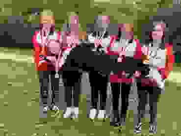 K800_image00001.JPG Das Solothurner Siegerteam (v.l.): Nina Eggli, Jasmin Blum, Vivien Jäggi, Jaqueline Hafner, Gina Gyger und Emely Jäggi (liegend)