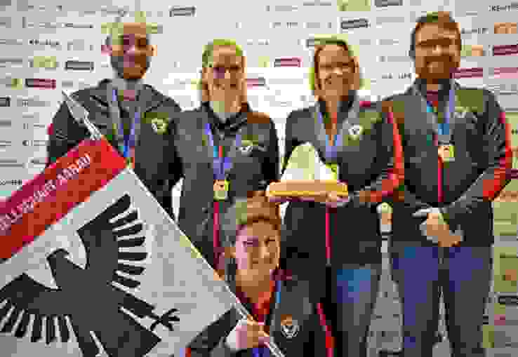 Aarau Feld A3a Das überragende Team des Tages mit dem Standardgewehr 300m (v.l.): Stefan und Bettina Bereuter, Michèle Maurer, Andrea Rossi und Coach Marianne Müller; es fehlt Thomas Läuppi.