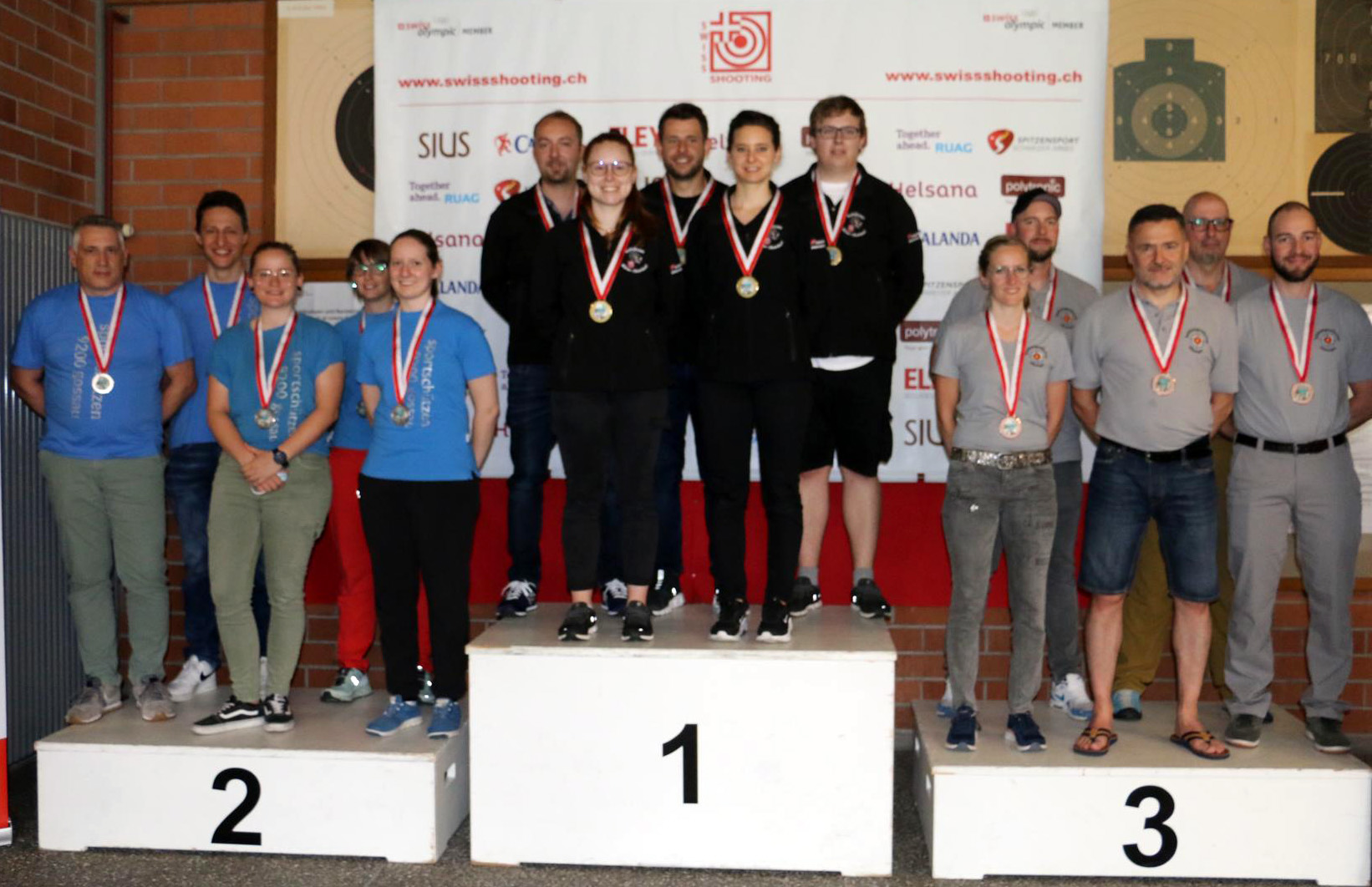 Die siegreiche Gruppe von Büren-Oberdorf zuoberst auf dem Podest, flankiert vom zweitplatzierten Gossau und den Dritten aus Villmergen.