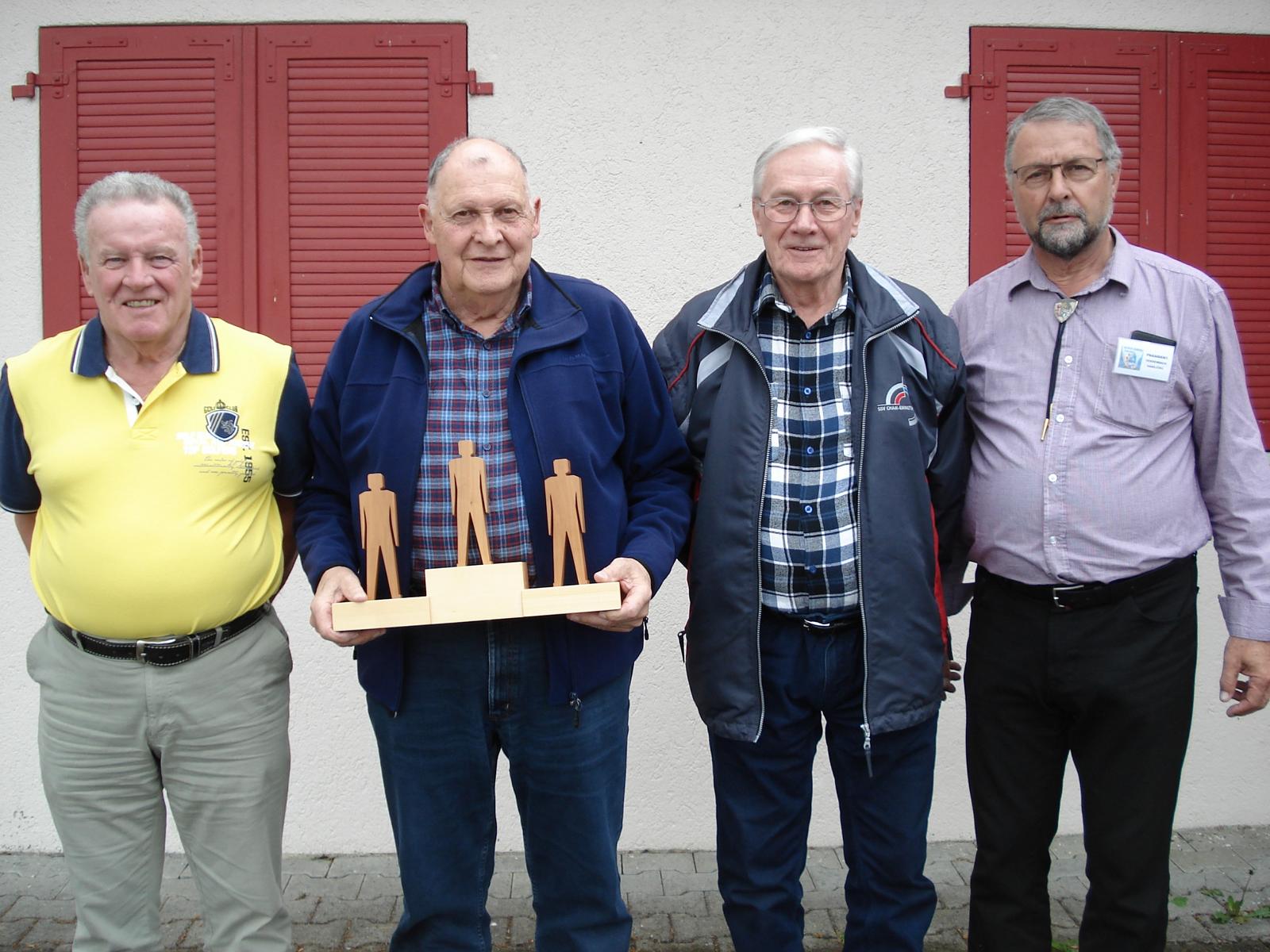 Josef Wiss, Festsieger Franz Schmidig, Walter Zimmermann, eingerahmt von Präsident Dossenbach (von links), belegten Spitzenplätze.