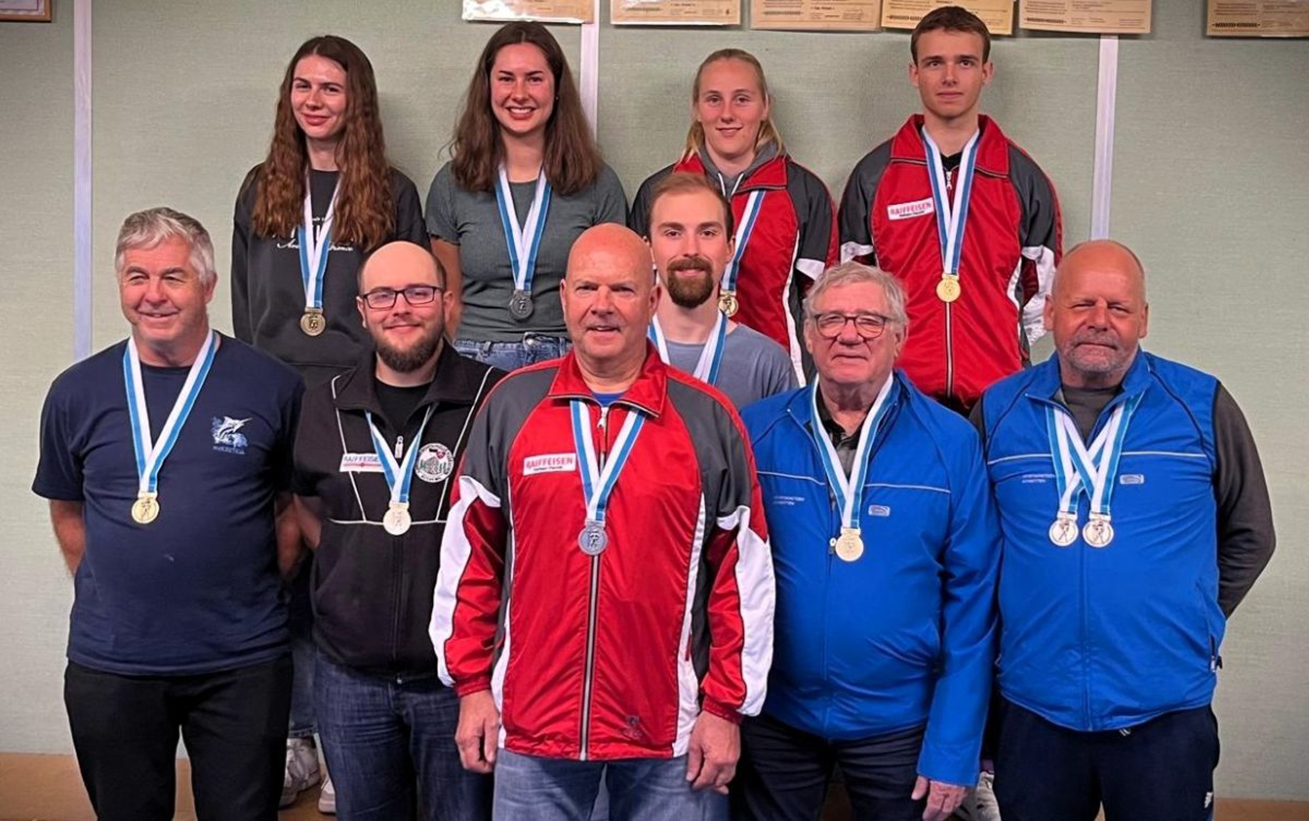 Die Medaillengewinner der diesjährigen Senslermeisterschaft. Hinten (v.l.): Lea Sturny, Kim Sturny, Sophie Bapst, Nicolas Jenny. Vorne (v.l.): Heribert Andrey, Marco Bürgi, Hans-Peter Egli, Yanik Baeriswyl, Edgar Schaller, Roger Siffert.
