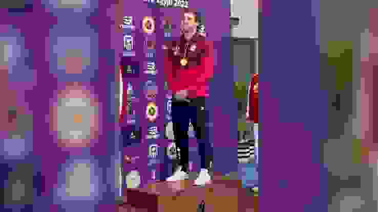 Jan-Standbild.jpg Ein sichtlich bewegter Jan Lochbihler mit der Goldmedaille.
