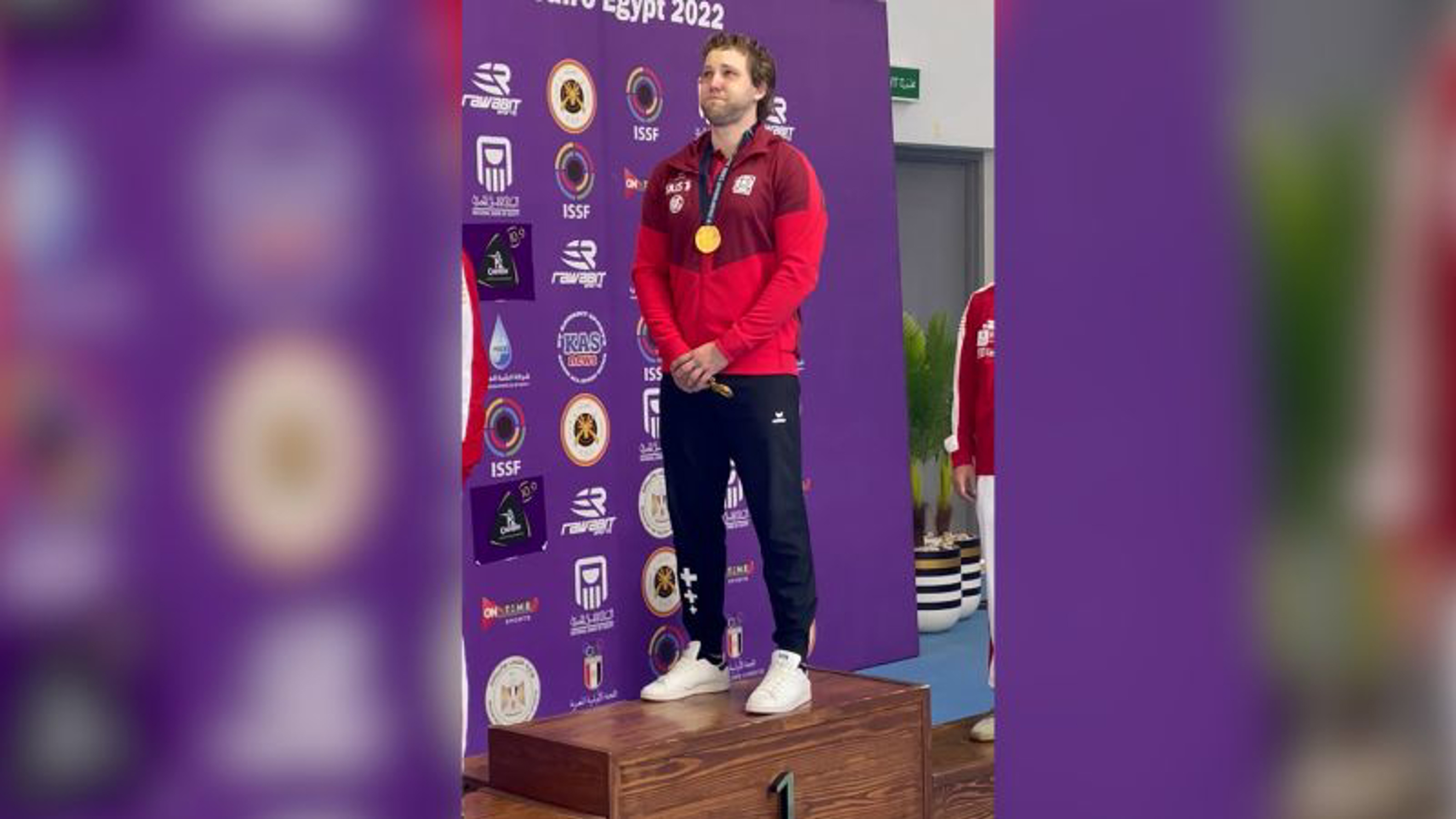Ein sichtlich bewegter Jan Lochbihler mit der Goldmedaille.