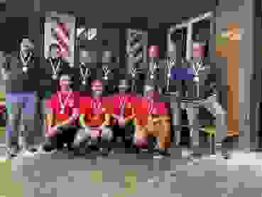 K1024 Podest Reihe Oben Vlnr Schmitten Flamatt (2. Rang), Montagny & Environs ... Siegerpodest: Reihe oben (v.l.): Schmitten-Flamatt (2. Rang), Montagny & environs I (3. Rang); kniend: Bulle-Grevîre I (1. Rang)