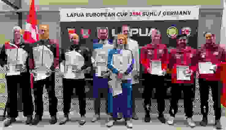 Podest Pistole.jpg Überzeugten durch eine geschlossene Mannschaftsleistung: Das Schweizer Pistolenteam (rechts) mit Adrian Schaub, Dylan Diethelm und Cédric Grisoni (v.l.). Gold ging an die Franzosen, Silber an das Team aus Deutschland.