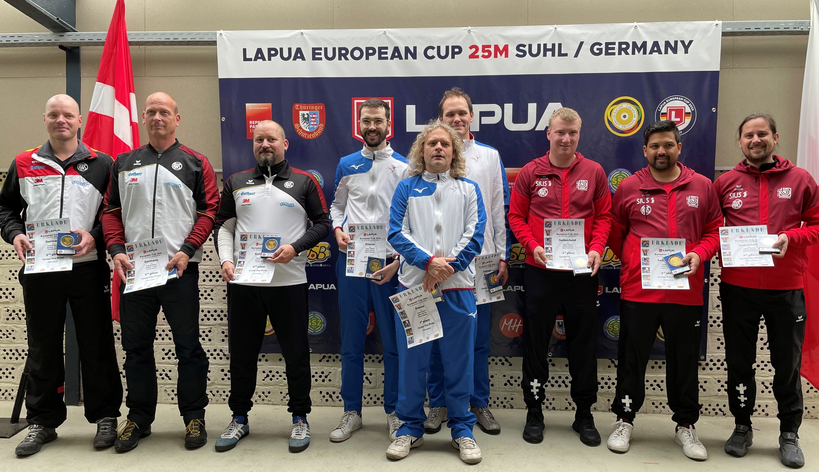 Überzeugten durch eine geschlossene Mannschaftsleistung: Das Schweizer Pistolenteam (rechts) mit Adrian Schaub, Dylan Diethelm und Cédric Grisoni (v.l.). Gold ging an die Franzosen, Silber an das Team aus Deutschland.