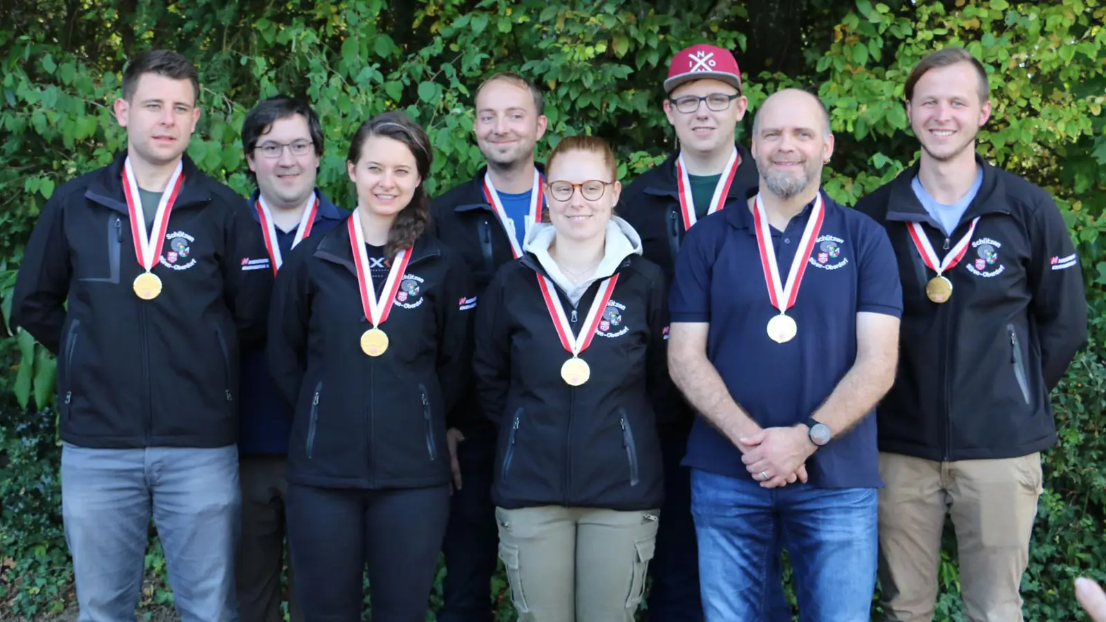 Siegermannschaft mit zwei Damen