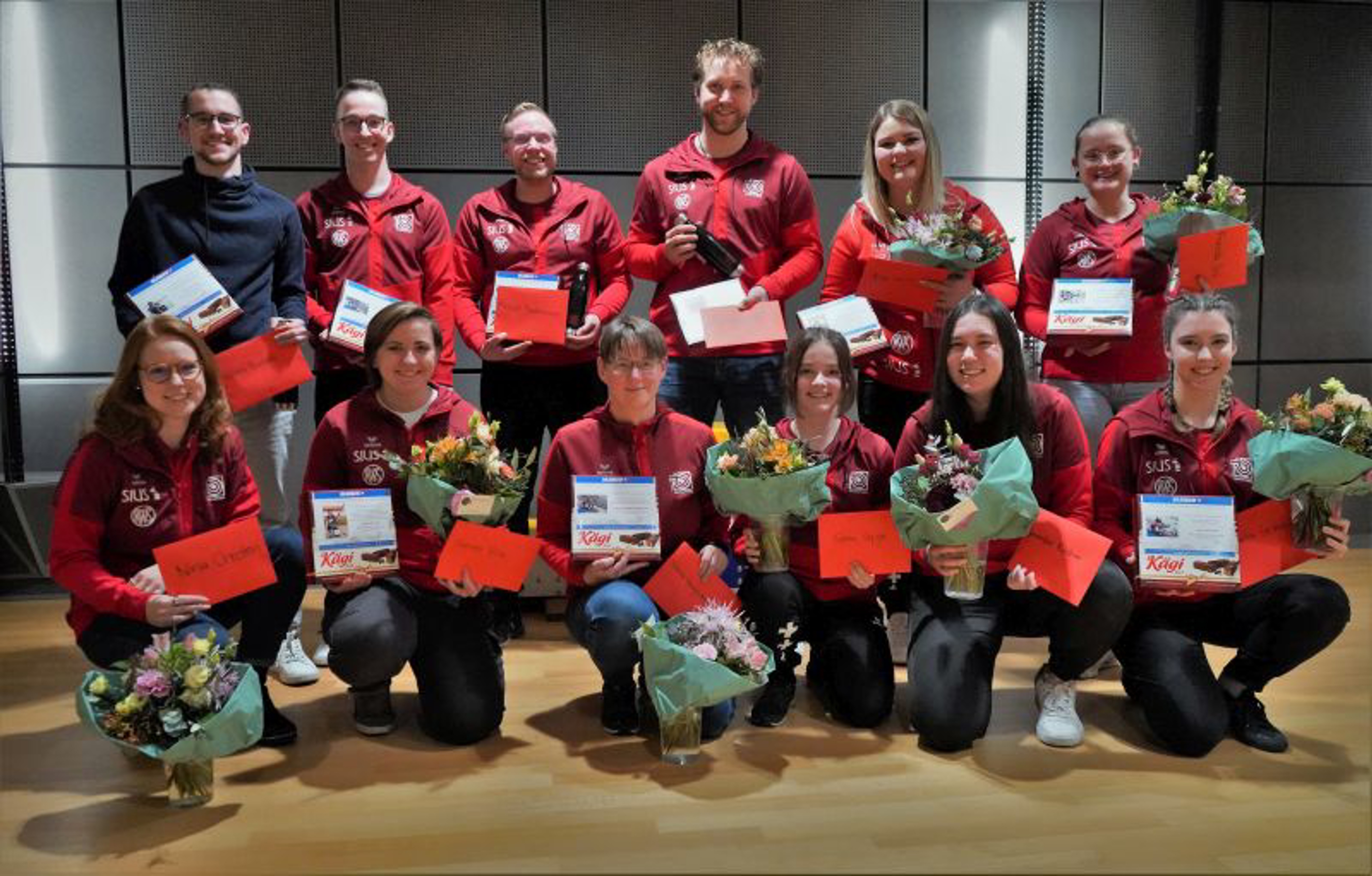 Die Heldinnen und Helden der Weltmeisterschaften 10/25/50m Kairo. Vordere Reihe (v.l.): Nina Christen, Sarina Hitz, Silvia Guignard, Gina Gyger, Jennifer Kocher und Marta Szabo. Hintere Reihe (v.l.): Gilles Dufaux, Sandro Greuter, Pascal Bachmann, Jan Lochbihler, Anja Senti und Franziska Stark.