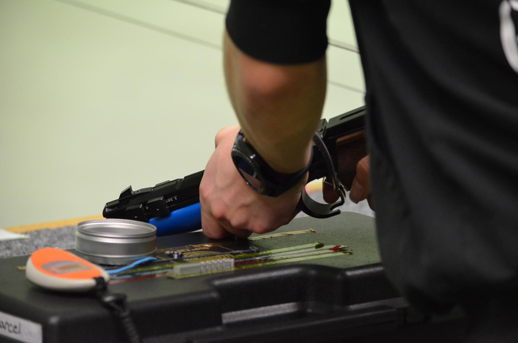 Die Schnellfeuerwettkämpfe mit der Luftpistole sind ein ideales Training für die Schnellfeuerschützen Pistole 25m.