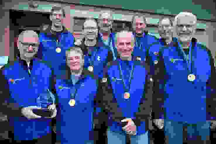 Fislisbach2a Die überraschenden Goldmedaillengewinner der SG Fislisbach: (vorne, von links) Walter Patt (Teambetreuer), Monika Meier, Philipp Baumann, Hansueli Deppeler; (hinten) Beat Alpiger, Peter Feuz, Heinz Bräm, Sven Markesch und Matthias Wyder.