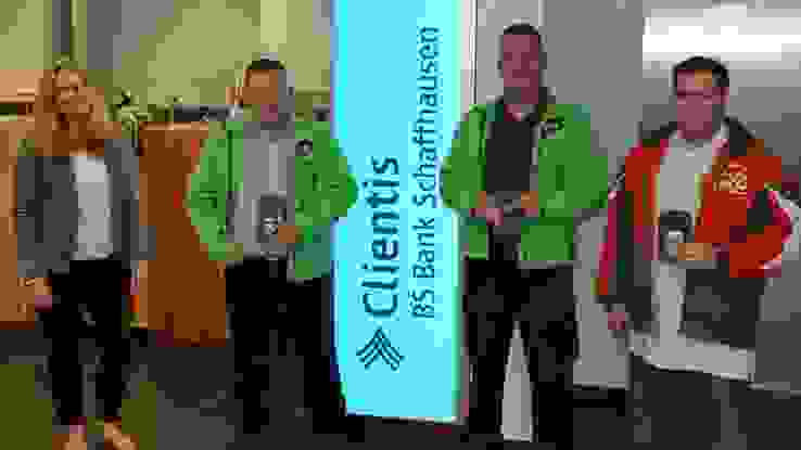 K800_Bild1.JPG Siegerehrung (v.l.): Yvonne Schick Marketing-Leiterin von der Clientis BS Bank Schaffhausen, Franz Baumann (2.Rang), Feldmeister: Thomas Biber und Bernhard Ritzmann (3.Rang).
