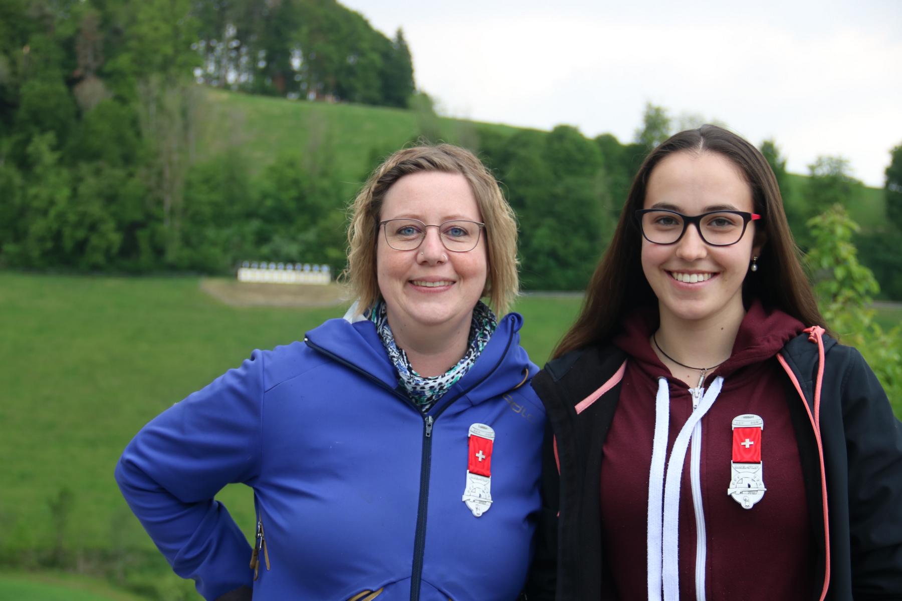 Das Feldschiessen ist bei Weitem keine reine Männersache. Auch die Frauen zeigten sich treffsicher: Ruth Morgenthaler (Richenthal, links) und Catarina Almeida (Nebikon) freuten sich über den Kranz.