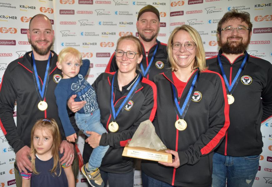 Favoritensieg im Feld A durch die SG Aarau mit (von links) Raphael und Bettina Bereuter mit ihren Kindern Elina und Robin, Stefan Bereuter, Michèle Maurer und Andrea Rossi. (Foto: wr)