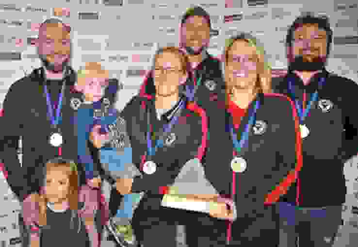 K800 Aaraui 1A Favoritensieg im Feld A durch die SG Aarau mit (von links) Raphael und Bettina Bereuter mit ihren Kindern Elina und Robin, Stefan Bereuter, Michèle Maurer und Andrea Rossi. (Foto: wr)