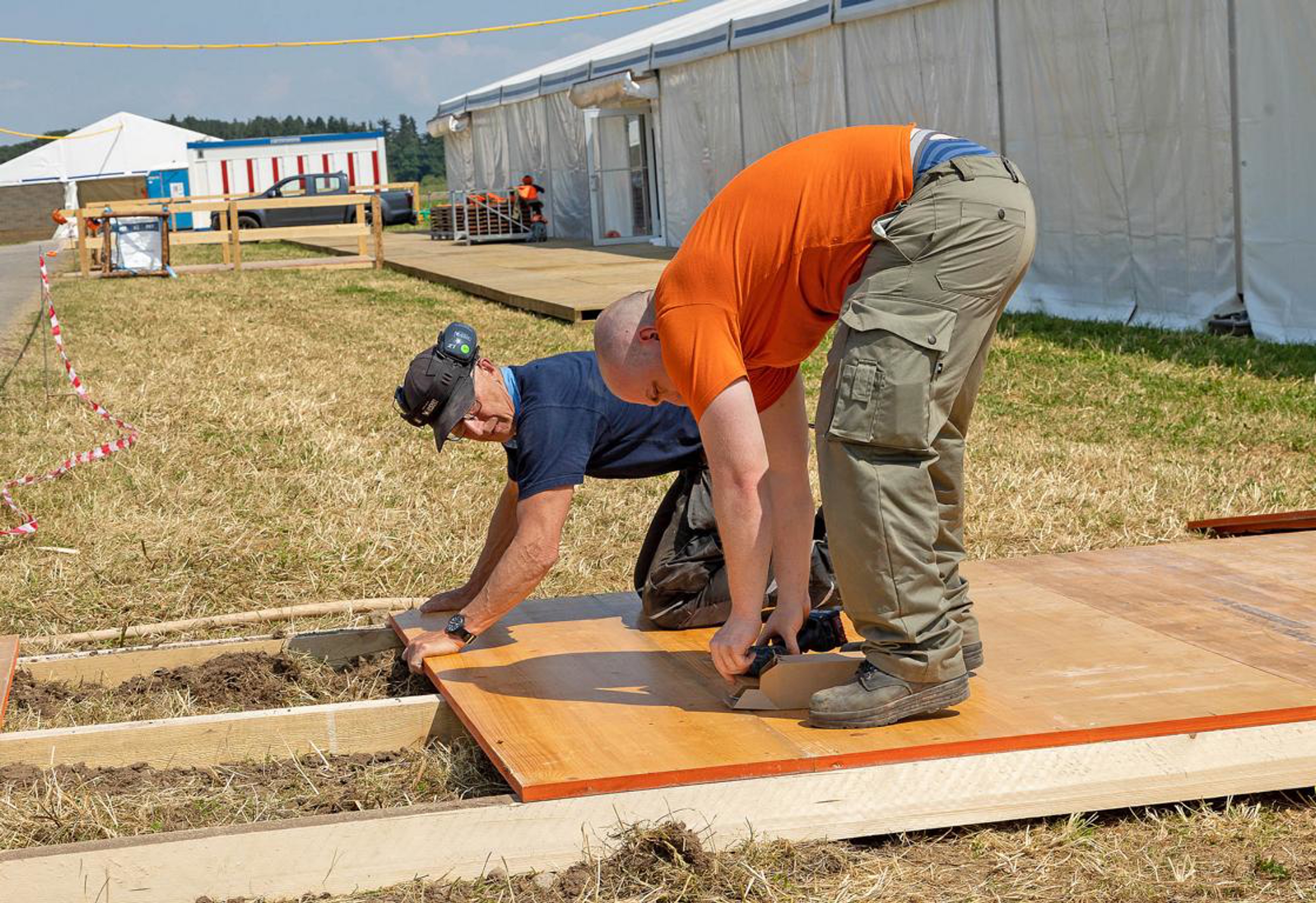 Der Aufbau des Festzentrums in Benzenschwil ist in vollem Gang. (Foto: Köbi Schenkel)
