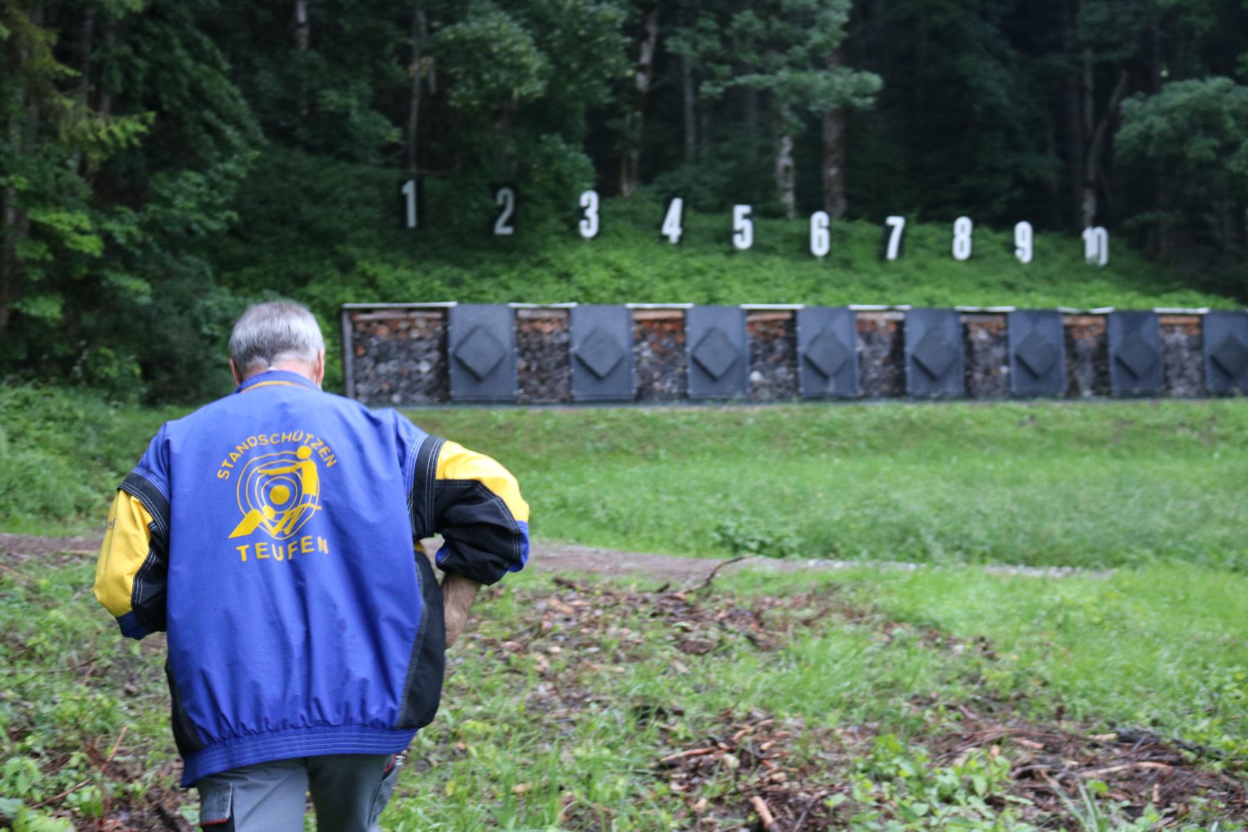 Eine der guten Seelen am Appenzell Ausserrhoder Kantonalschützenfest: Roger Fitze, Anlagenwart der Standschützen Teufen, ist schon am frühen Morgen unterwegs, um die 300m-Scheiben für den Schiessbetrieb aufzuziehen.