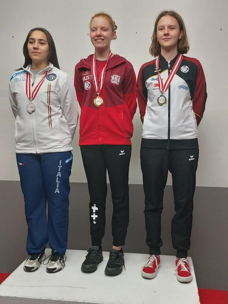 Gold für Audrey Gogniat (Le Noirmont JU) im Final Gewehr 10m (Bildmitte)