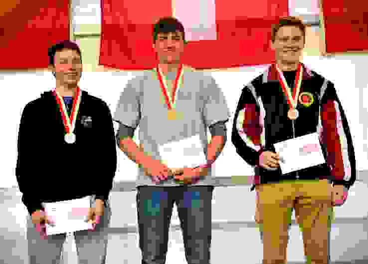 G300E U21 Gewehr 300m E U21 (v.l.): 2. Matthias Roggli; 1. Matthias von Gunten; 3. Nicolas Kiener.