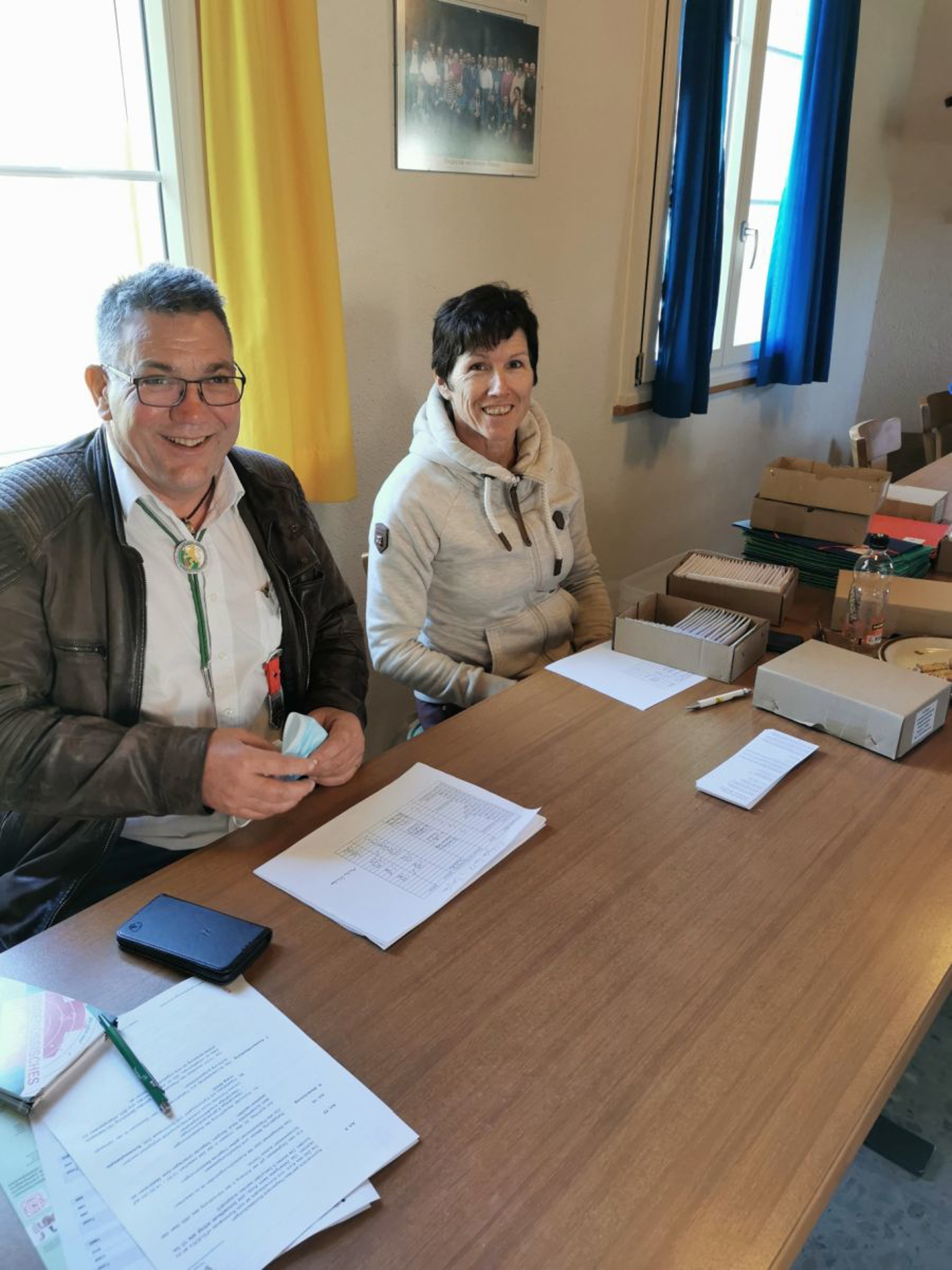 Hanspeter Bamert, Kommisionsmitglied des TKSV, mit seiner Frau Elisabeth im Rechnungsbüro im Schützenhaus Bürglen beschäftigt mit dem Abschluss des EFS 2021.
