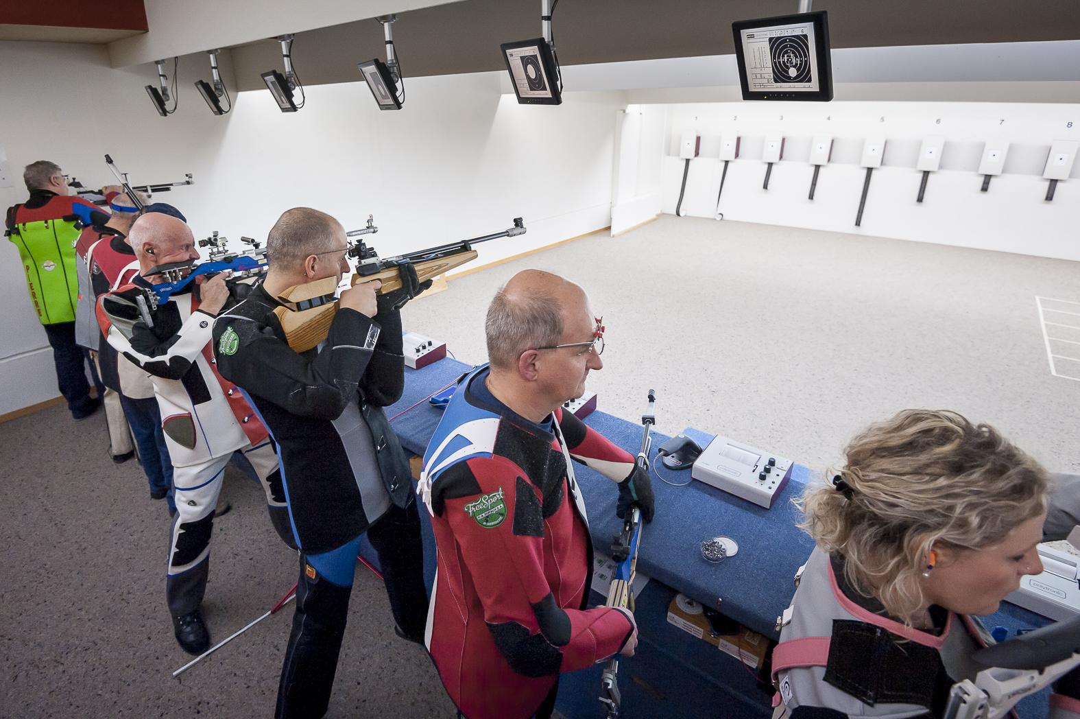 Vue partielle des tireurs et tireuses avec, quatrième depuis la droite, André Devaud (Fribourg) qui a réalisé le plus haut résultat.