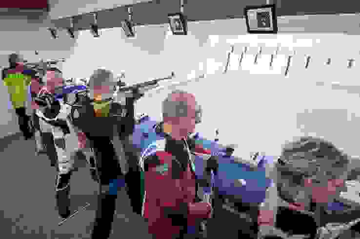 K1600_sarinois_10m_2020.JPG Vue partielle des tireurs et tireuses avec, quatrième depuis la droite, André Devaud (Fribourg) qui a réalisé le plus haut résultat.