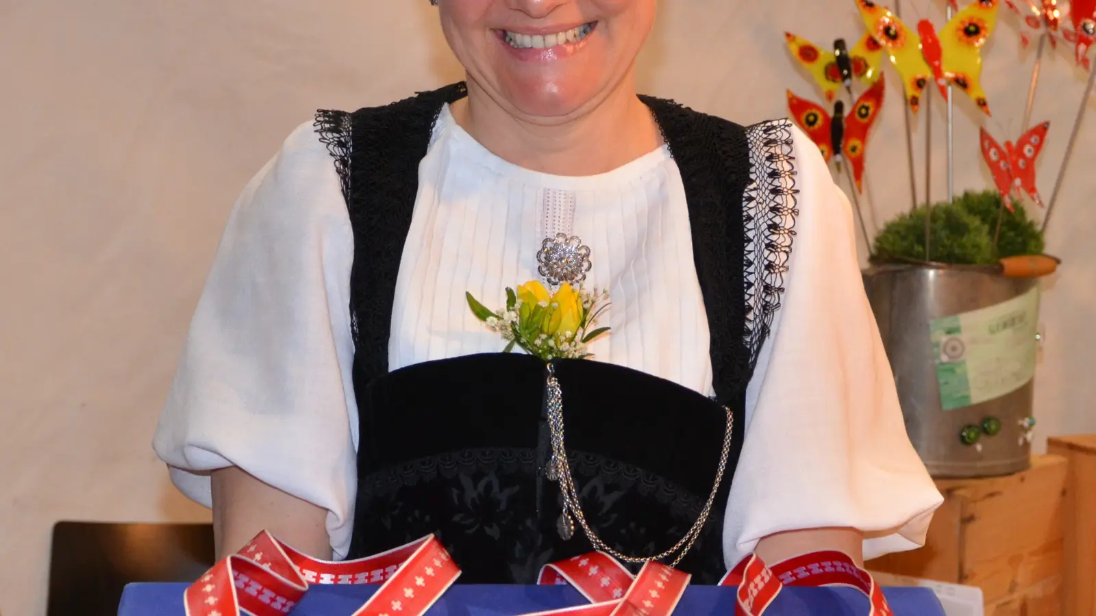 Ehrendame mit Medaillen