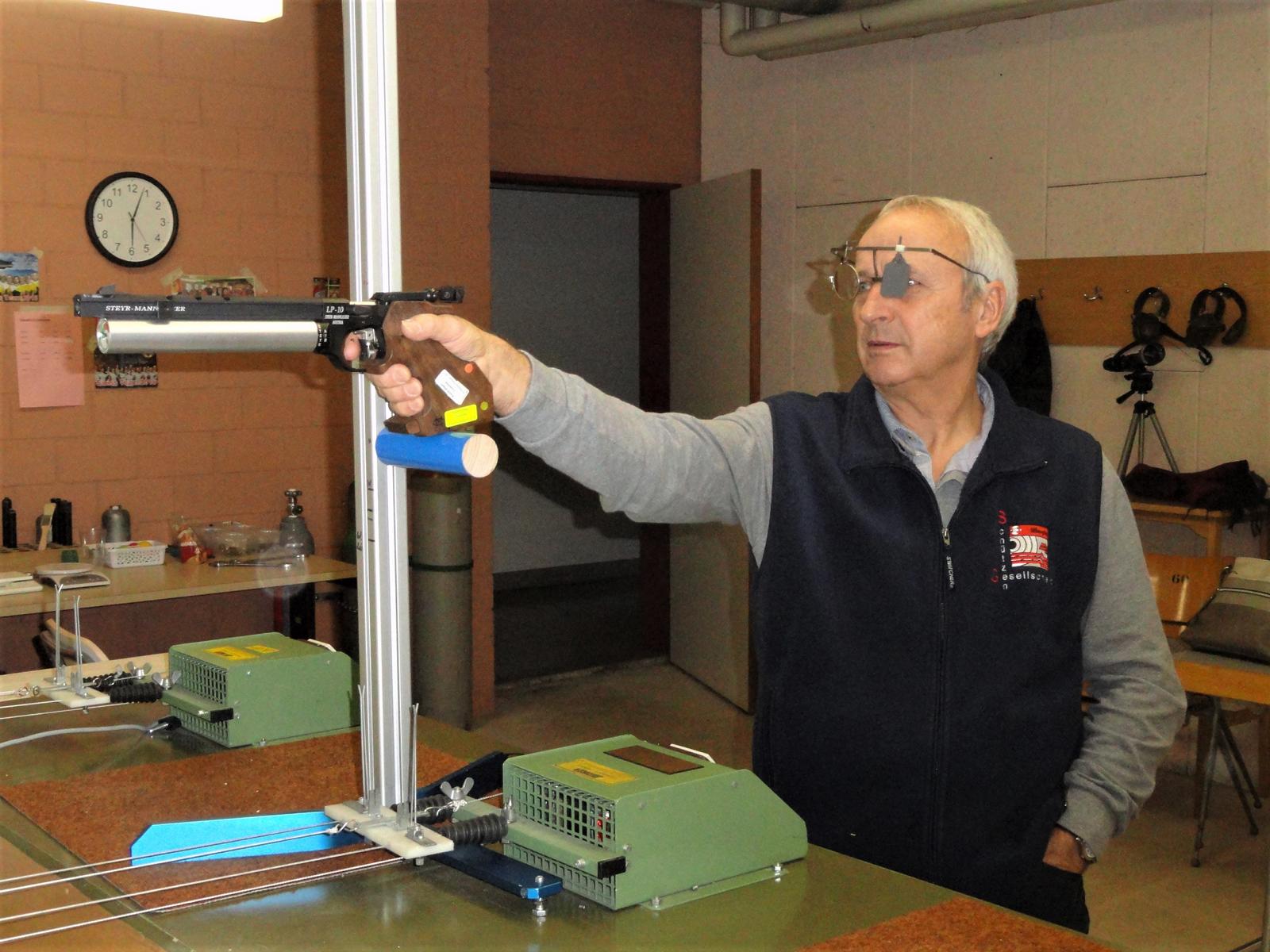 Der Sieger im Auflagenschiessen bei den Veteranen und Senioren 55+, Willi 
Lüdin aus Itingen