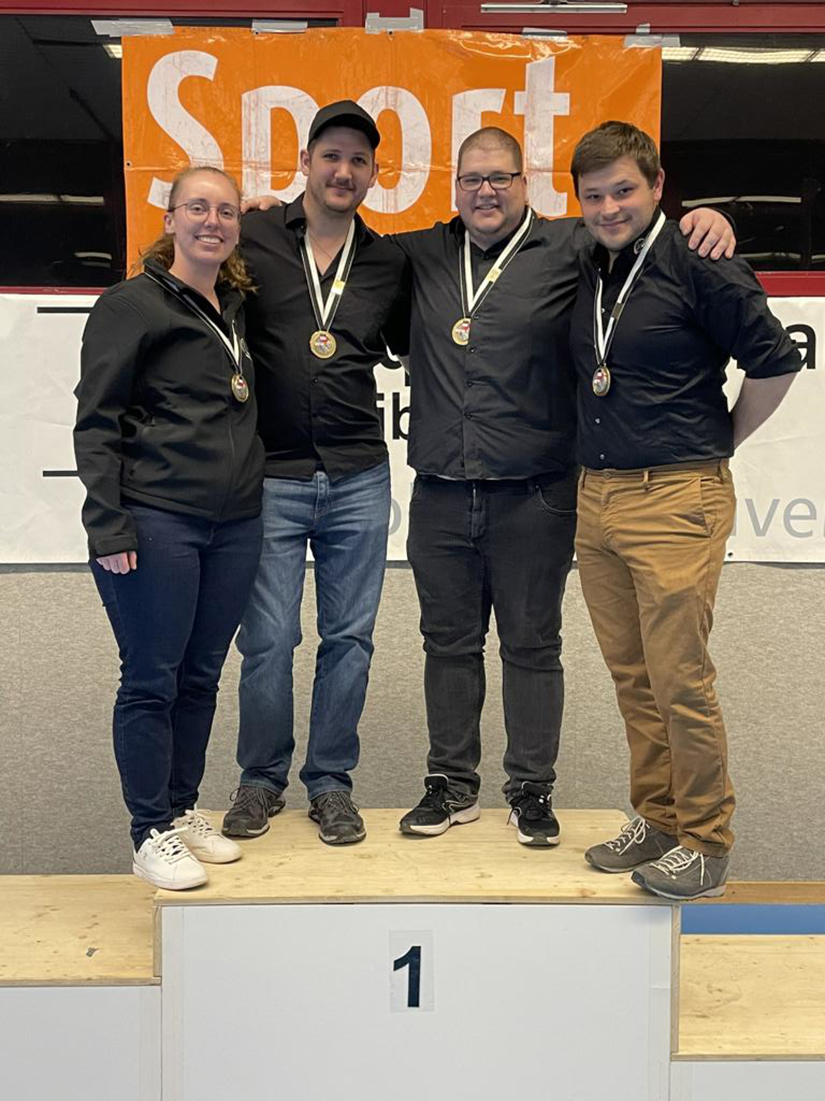 Siegerfoto Gruppenmeisterschaft Elite Luftpistole (Schmitten-Flamatt) (v.l.): Jessica Waeber, Dominik Brülhart, Markus Linder, Gregory Emmenegger