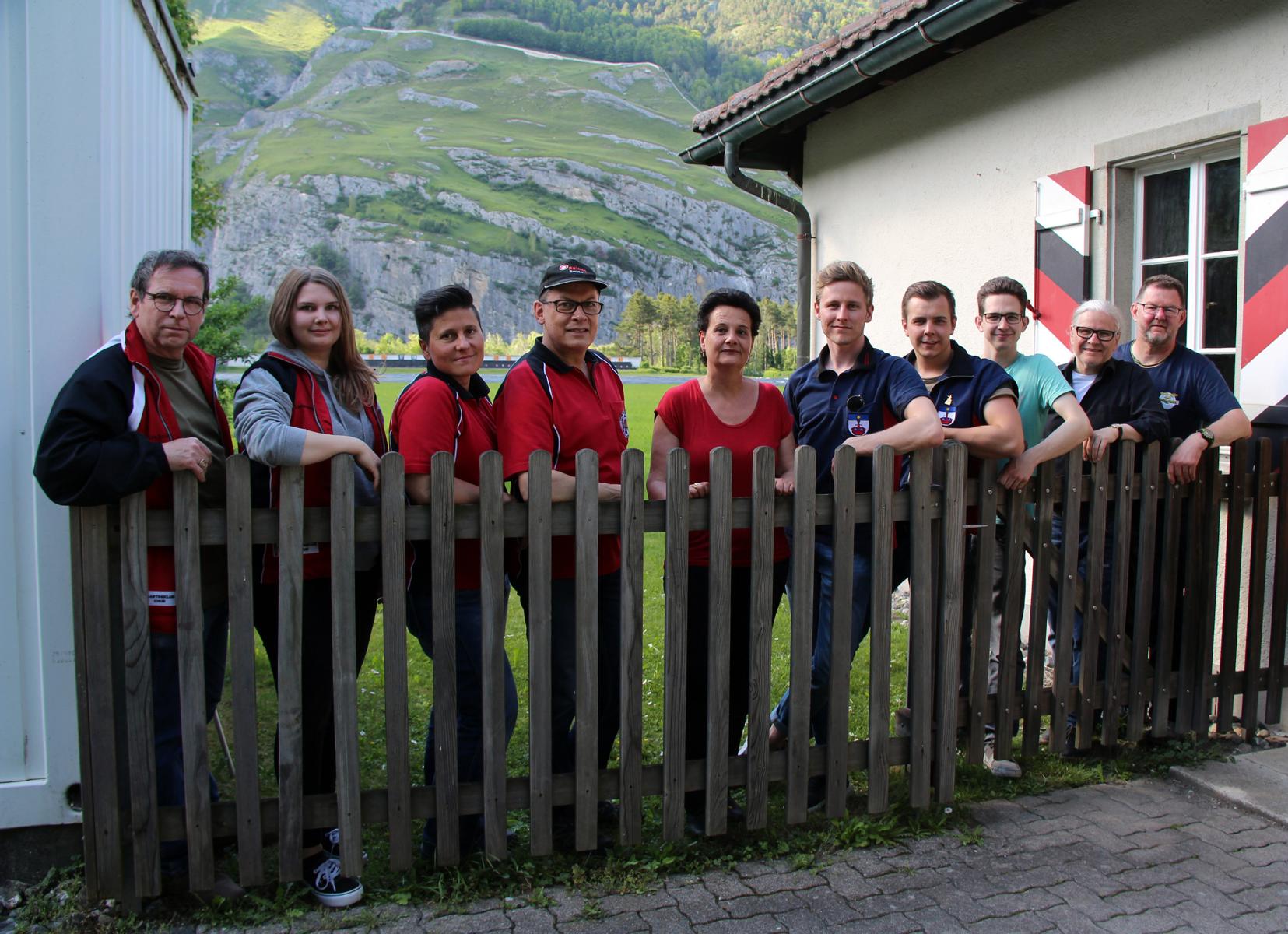 Siegreiche Pistolenschützen und Pistolenschützinnen aus Chur sowie Gewehrschützen aus Rothenbrunnen mit prominenter Gratulantin (v.l.): Urs Solèr, Sofie Lehmann, Zora Radosavljevic, Stephan Lehmann, Tina Gartmann-Albin, Standespräsidentin, Dirk Frischknecht, Mauro Ardüser, Kevin Plaz, Carl Frischknecht und Franz Josef Plaz.
